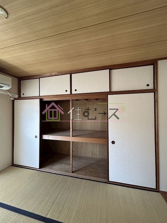 アーチスト赤川の内装