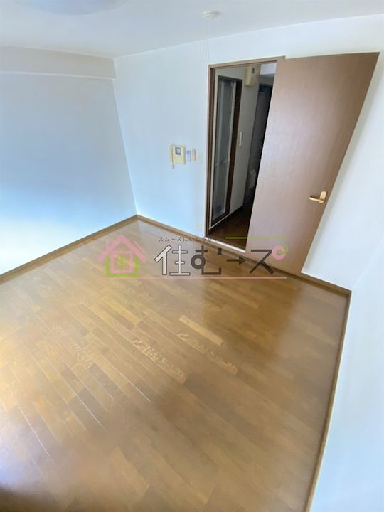 ペルソナIの居間