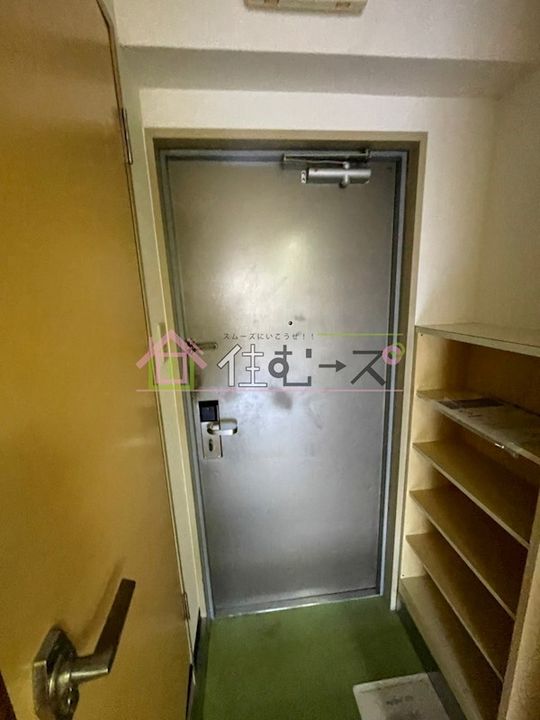 ハイツ新今宮の玄関