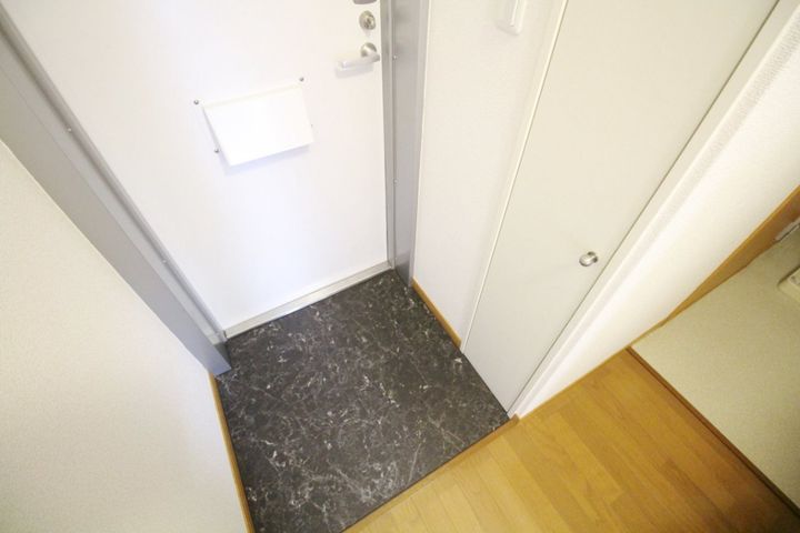 レオパレスヴィヴレの玄関