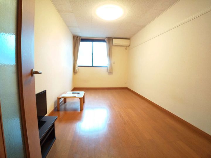 レオパレス富田林西の居間
