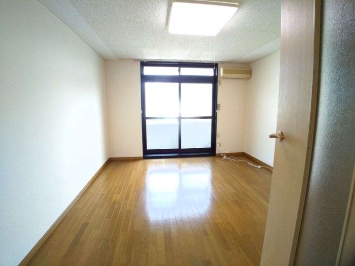 レオパレスM&MIIの居間