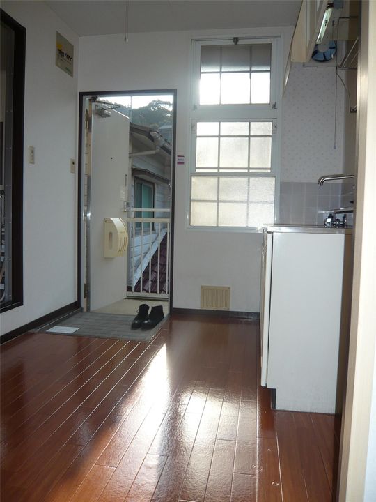 サンライフ鵙202の玄関