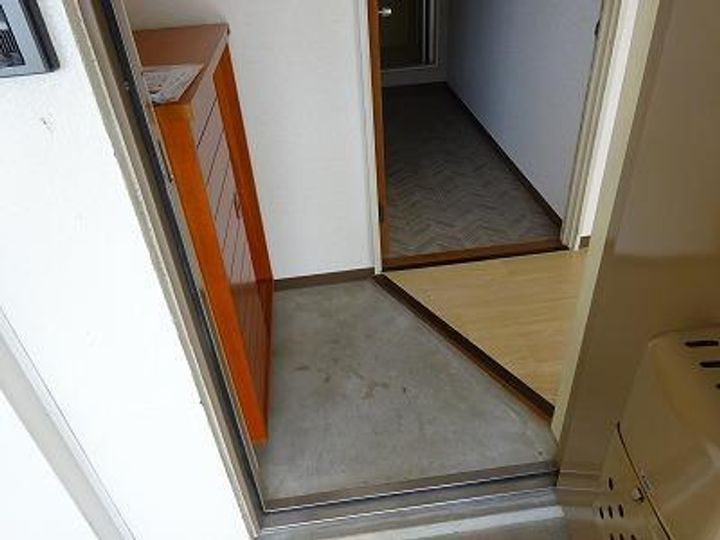 第2山下ビル203の玄関