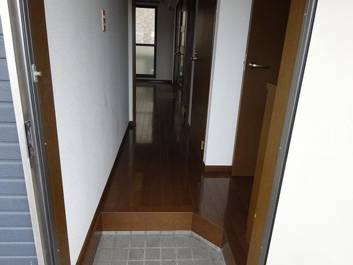 ソシエル西本町203の玄関