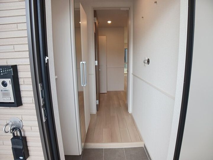 プラシードBの玄関