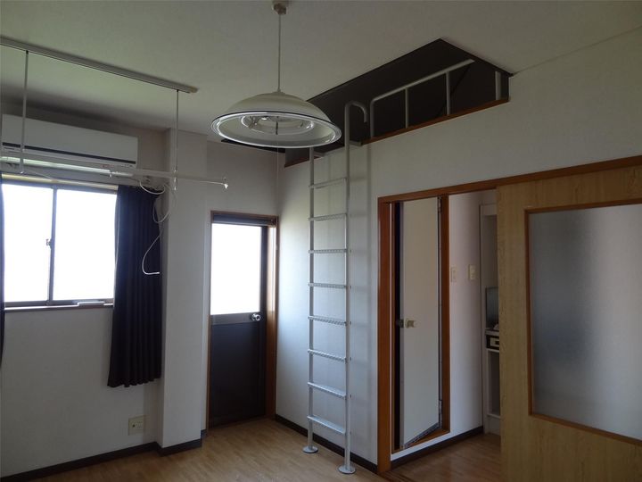 大阪府高槻市真上町2丁目の賃貸マンションの居間