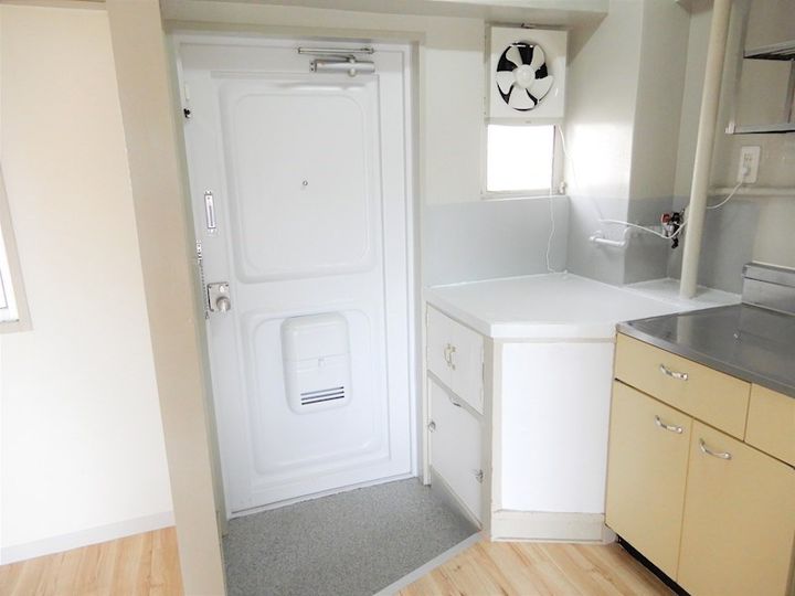 ビレッジハウス服部6号棟の玄関