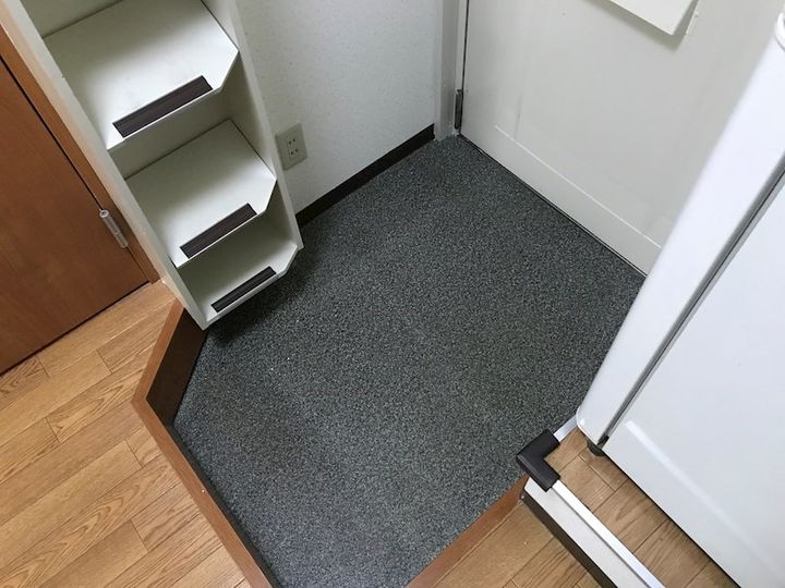 エスアイマンションの玄関