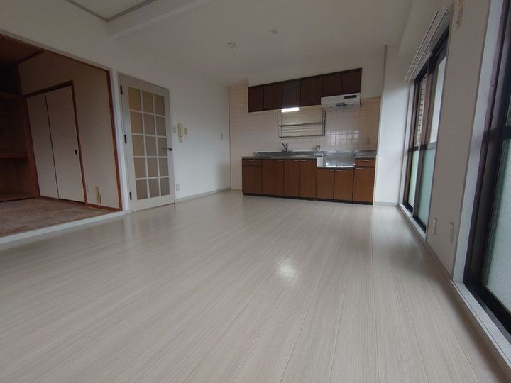 グランディ栄町の居間