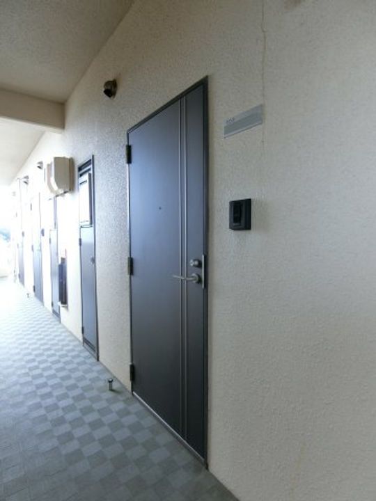 フェアリーコート博労町503の玄関