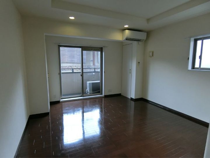 クリオジーテ七条の居間