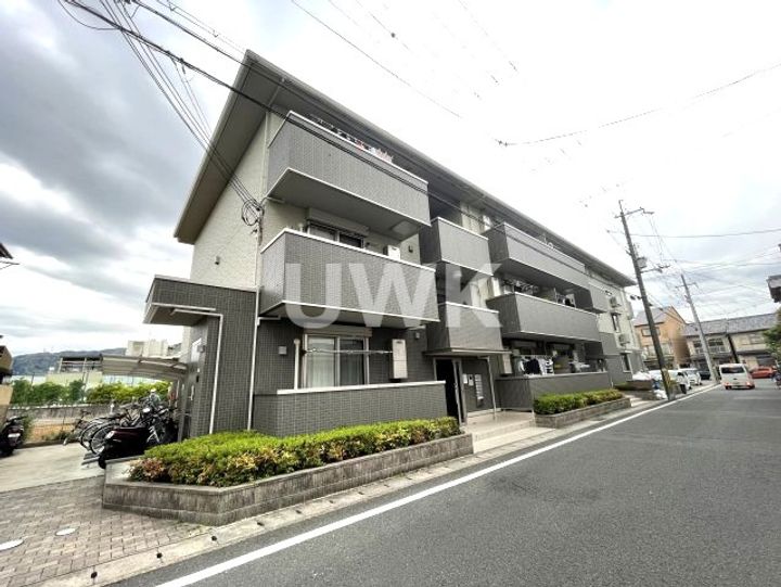 ロイヤル西野山の外観