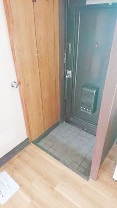 リバーサイドビル202の玄関