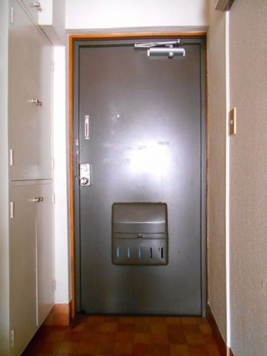 西山マンション303の玄関