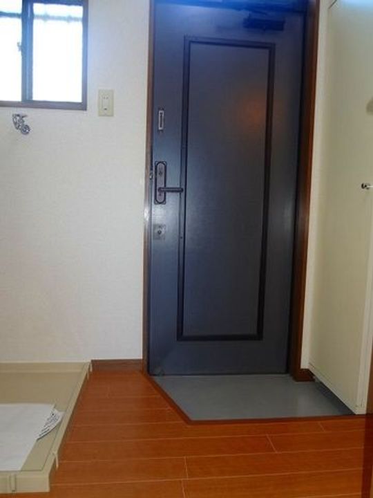 フレンドハイツ102の玄関