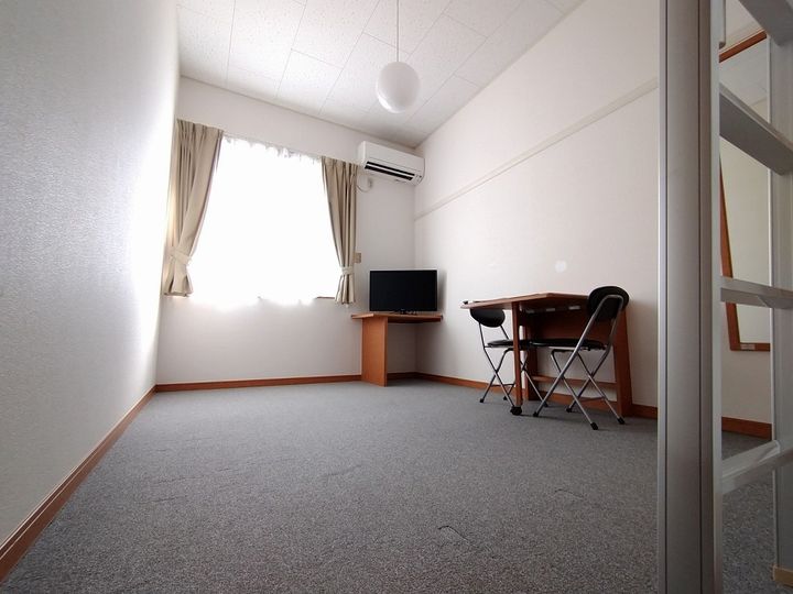 レオパレスサンヴィレッジ16の居間