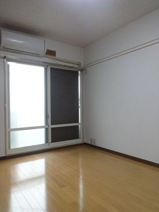 ビューラーオークボC棟201の居間