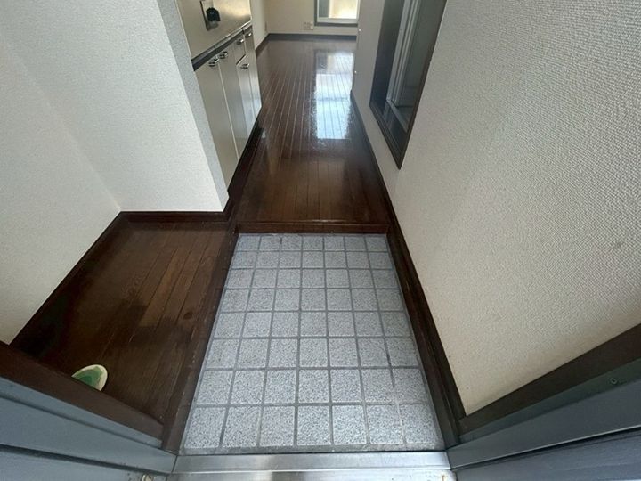 ビラコートあいかわ205の玄関