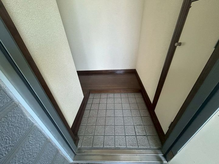ビラコートあいかわ202の玄関