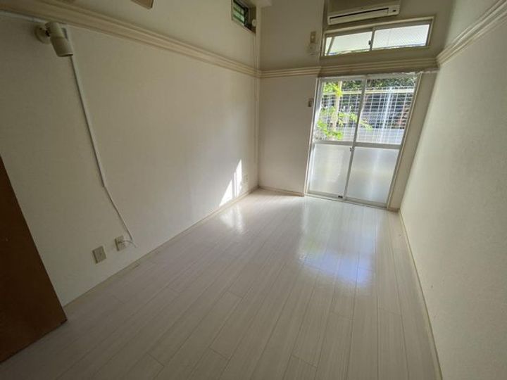 サザンステージ四季美台106の居間