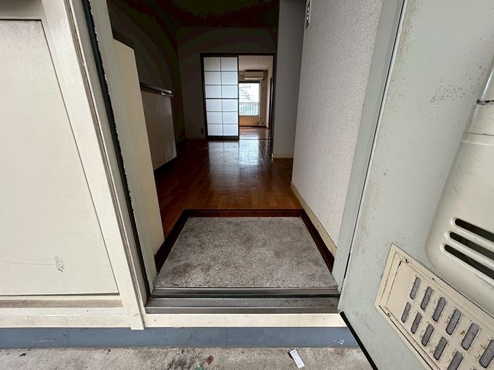 ハイツまつばIの玄関