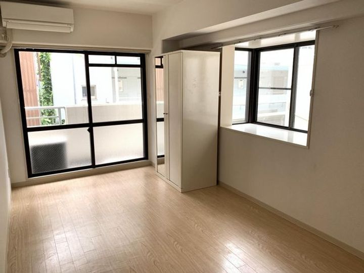 プラザ境町402の居間
