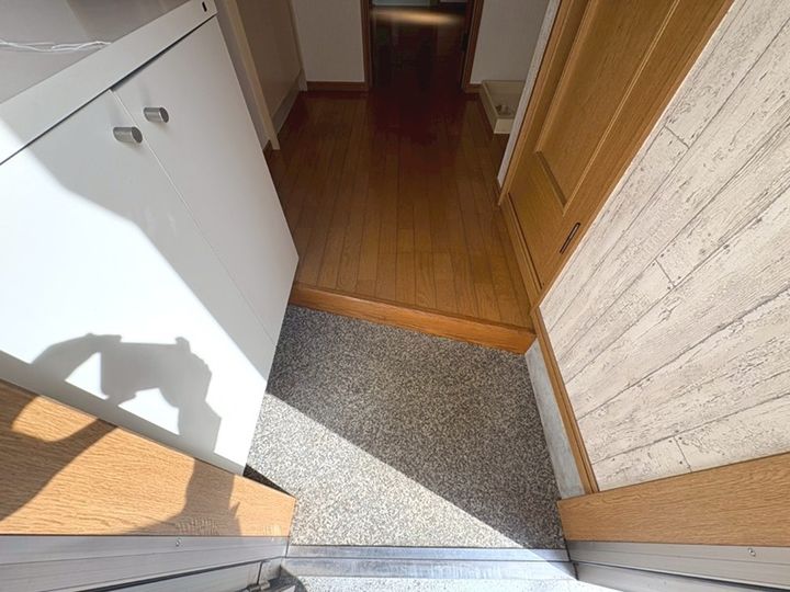 プロムナード生麦A202の玄関