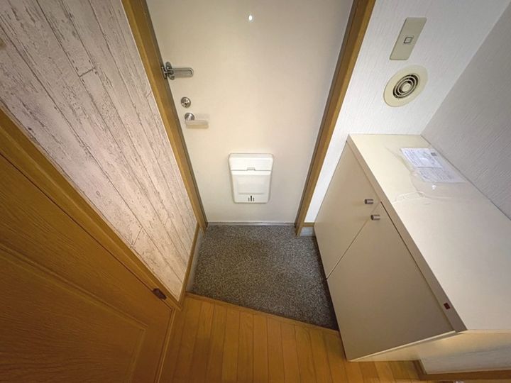 プロムナード生麦A202の玄関