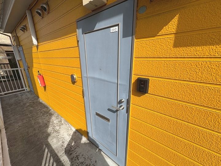 プロムナード生麦A202の玄関