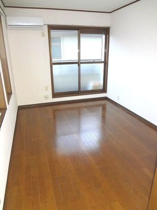 エステート三ツ沢の居間