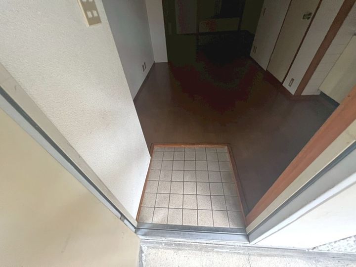 えびねハイツの玄関