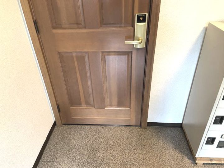 西川ハイツの玄関