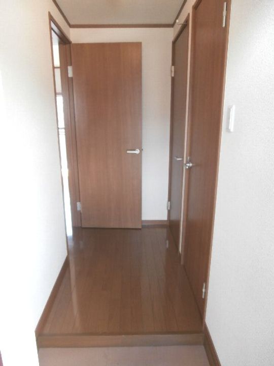 贄川マンションの玄関