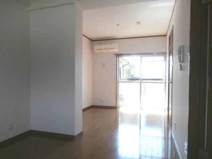 贄川マンションの居間