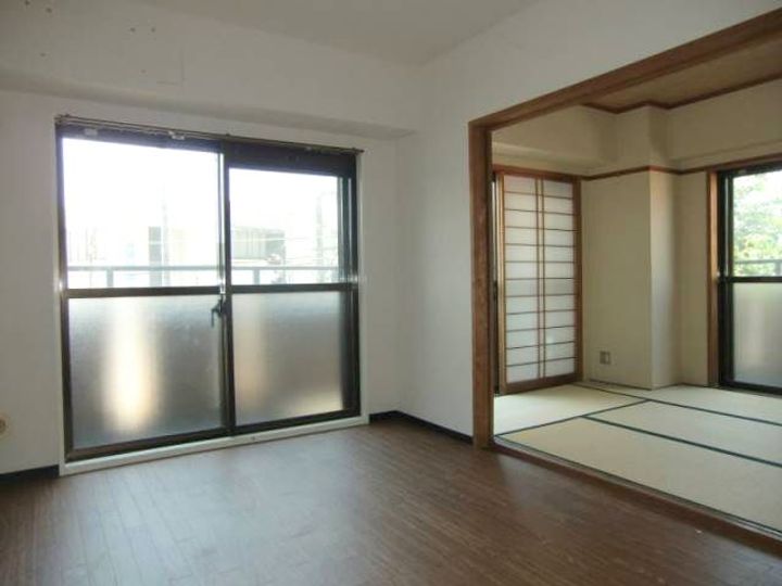 インペリアル吉礼駅前の居間