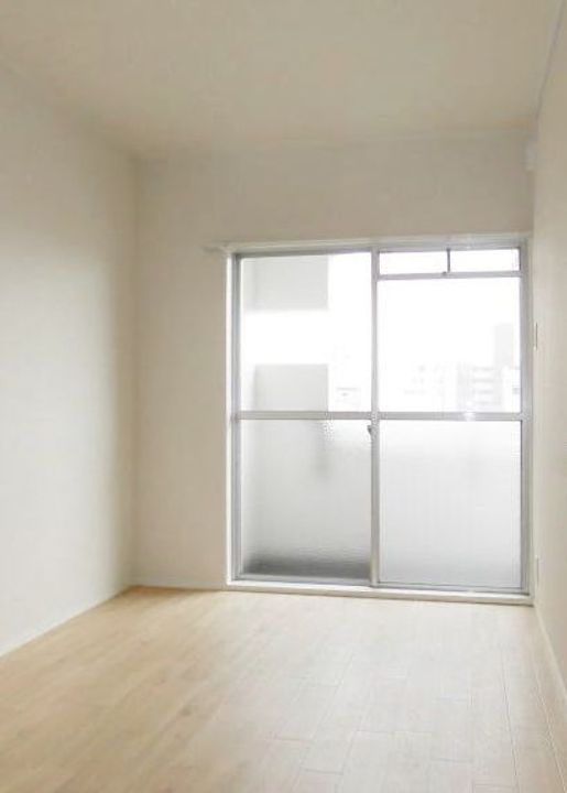 川端マンションの居間