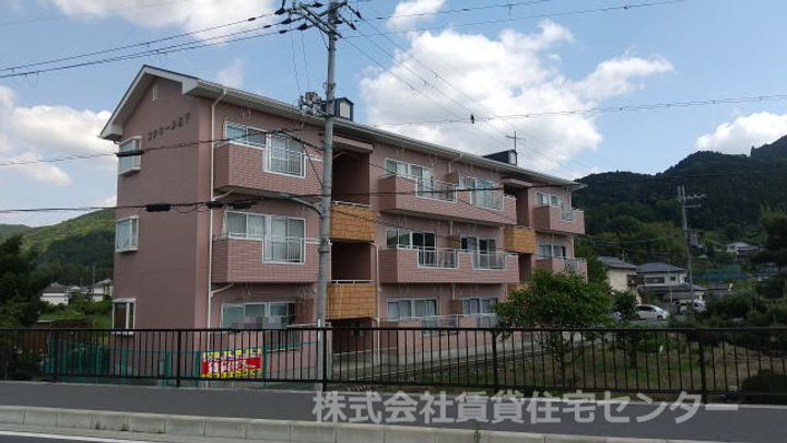 ファミール松下の外観