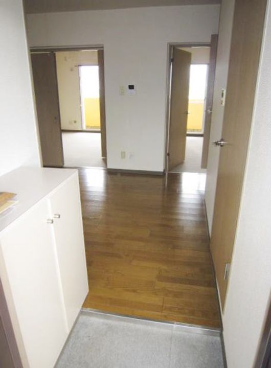 新出一マンションの内装