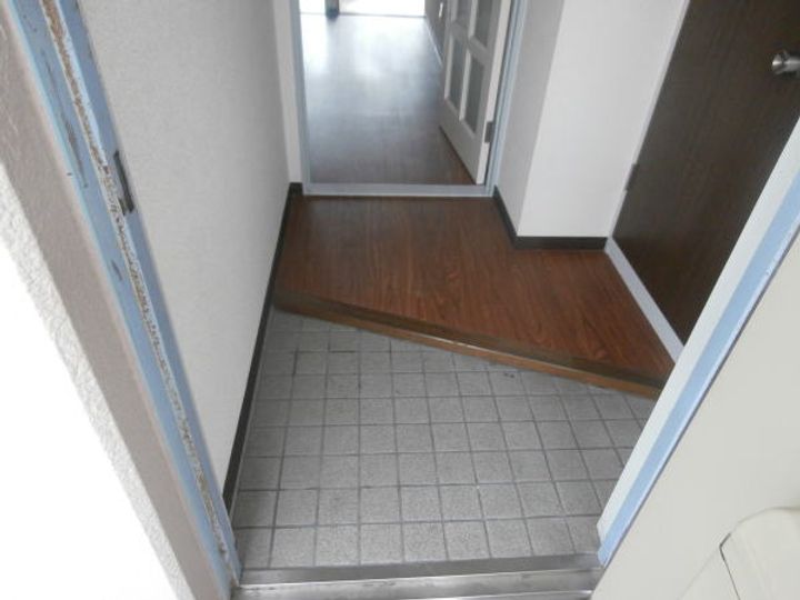 サクラマンション紀伊の玄関