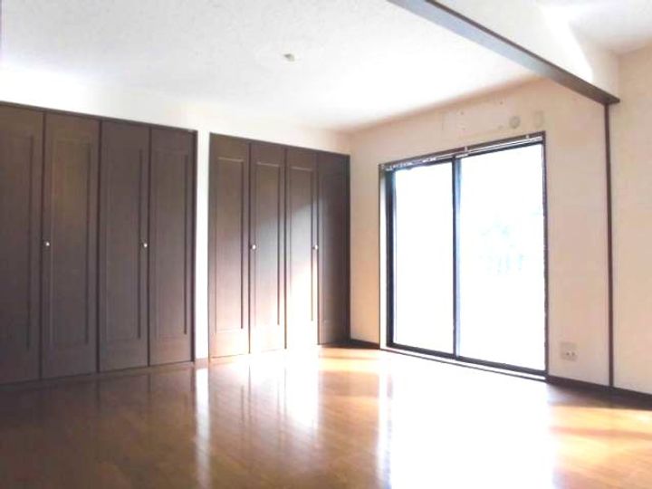 フローラ重根の居間