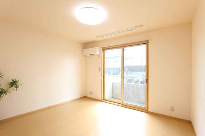 グリーンコート岩出 B棟の居間