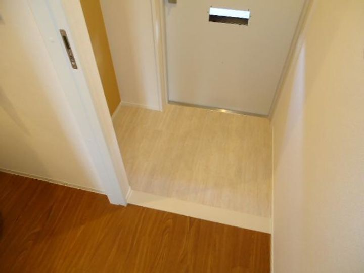 和歌山県岩出市高塚(マンション)の賃貸物件の玄関