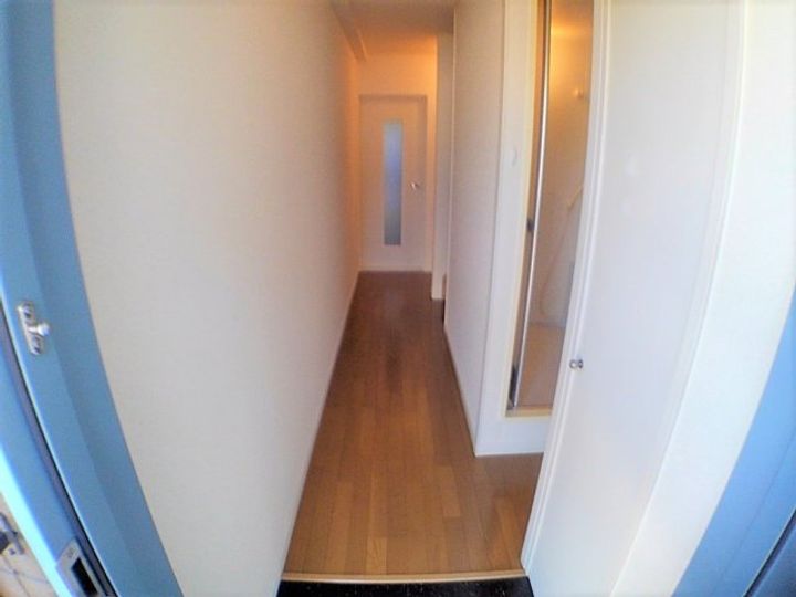 レオパレス新名0104の玄関