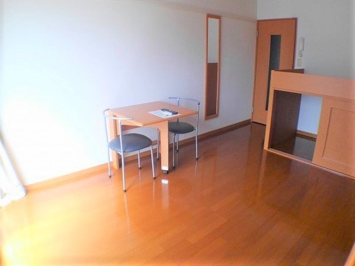 レオパレスニュー屋島0106の居間