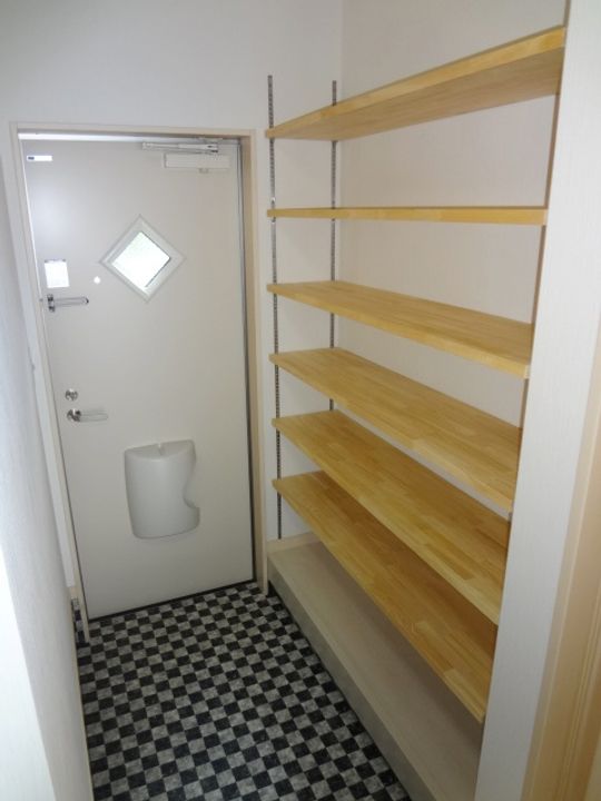 G-ROSSO(ジーロッソ)B103号室の玄関