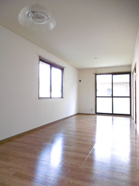 ファミーユシャトー201号の居間