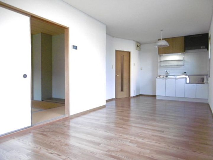 ファミーユシャトー201号の居間