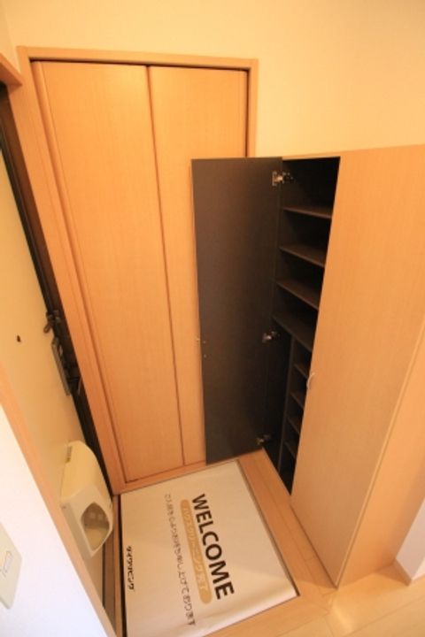 セジュールシャイニングA205号の玄関