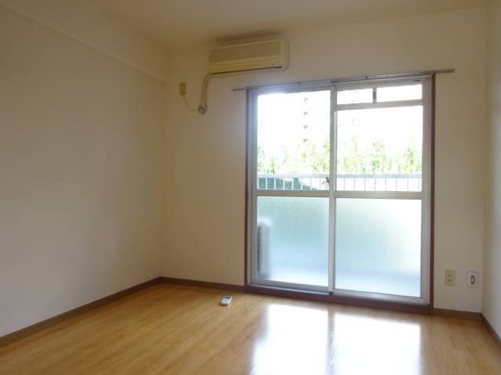 パールマンション上津203号の居間